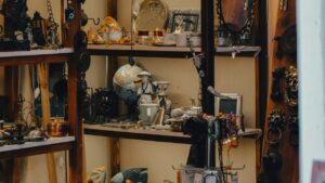 Bric-a-brac w second handzie - jak zarabiać na przedmiotach domowych